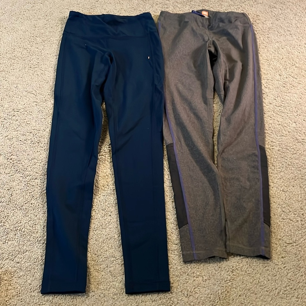 2 pairs Lucy leggings size xs
